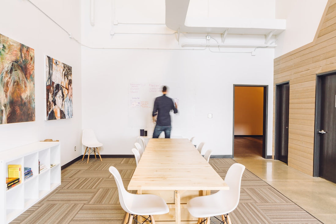 English for Meetings: Phrases, Chairing and Presentations